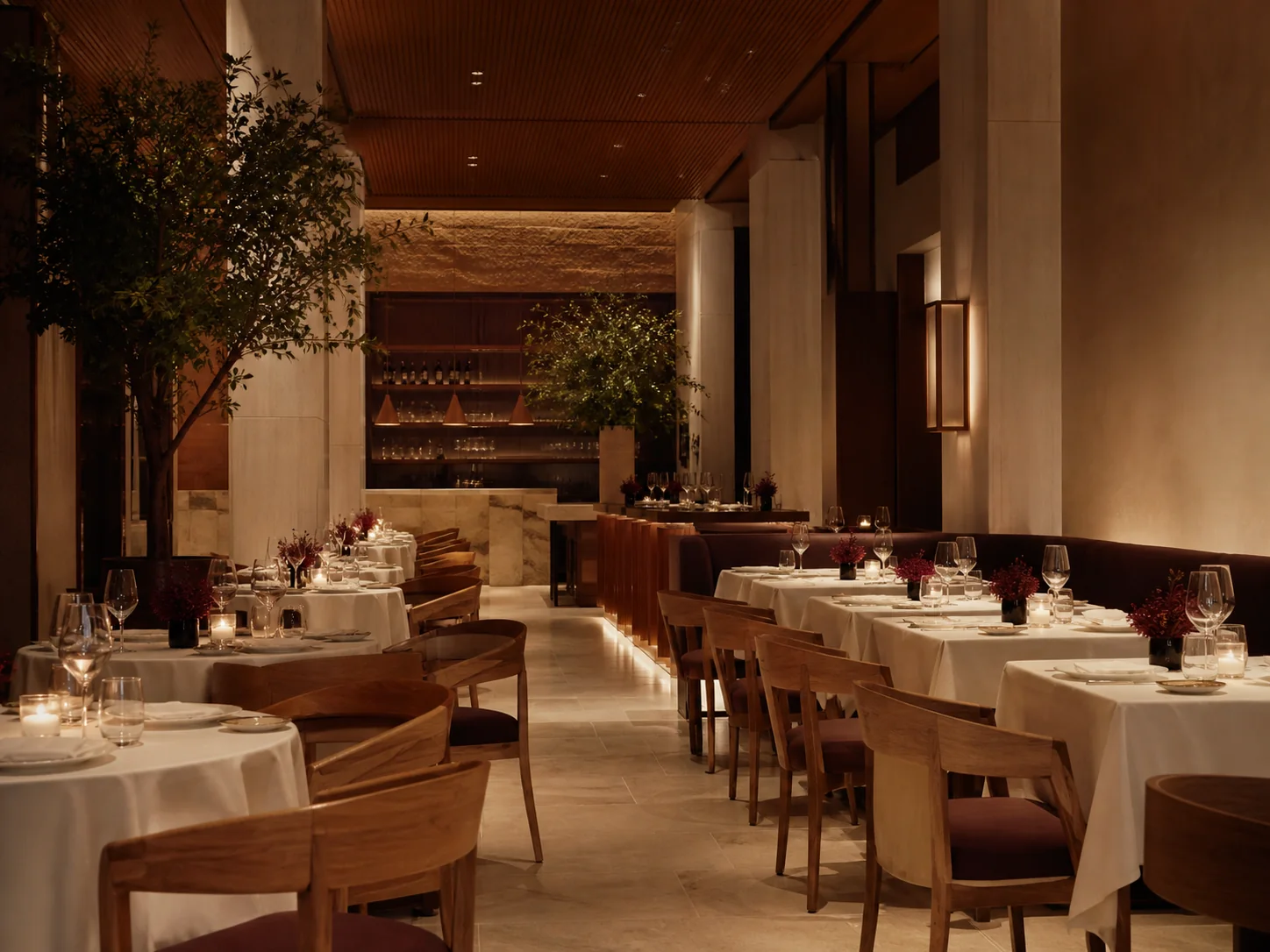 Eleganckie wnętrze Culinary Patio z ciepłym oświetleniem, drewnem i zielenią