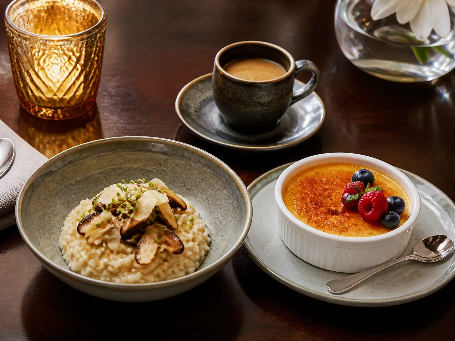 Krem brulee z wanilią obok filiżanki kawy speciality